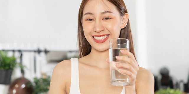 5 Ways Drinking More Water Can Drastically Improve Your Mood